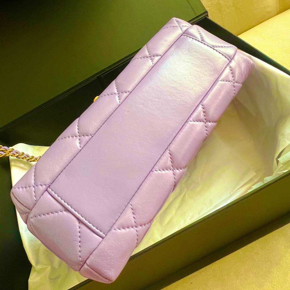 ‼️Rare color & rare size Not a Mini‼️CHANEL Shiny Lambskin Pearl Logo Flap - Picture 5 of 9